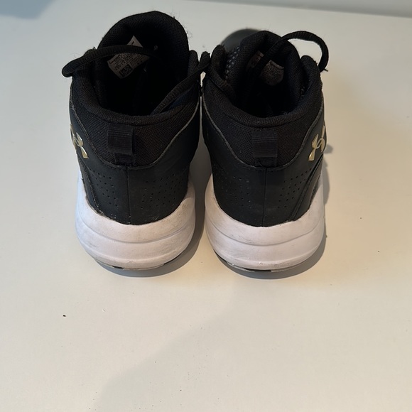 Under Armour Grade School Jet 21 Basketball - Picture 3 of 5